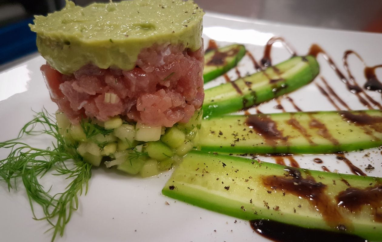 Türmchen aus mariniertem Thunfischtartar  auf Gurkenchutney &  Avocado - Topping